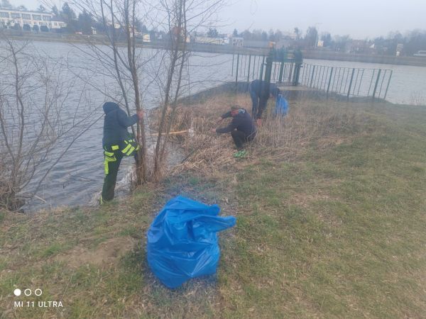 31-03-2022r Sprzątanie zalewu w Makowie Mazowieckim